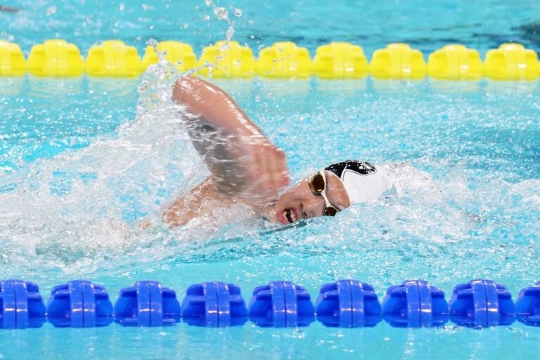 Le nageur chinois Yu Zidi prend des moments époustouflants aux championnats du monde - et elle n'a que 12 ans