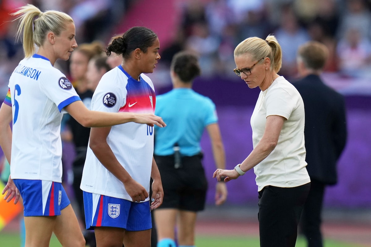 L'entraîneur de l'Angleterre Wiegman dit Jess Carter, équipe, prêt pour la demi-finale malgré les abus en ligne