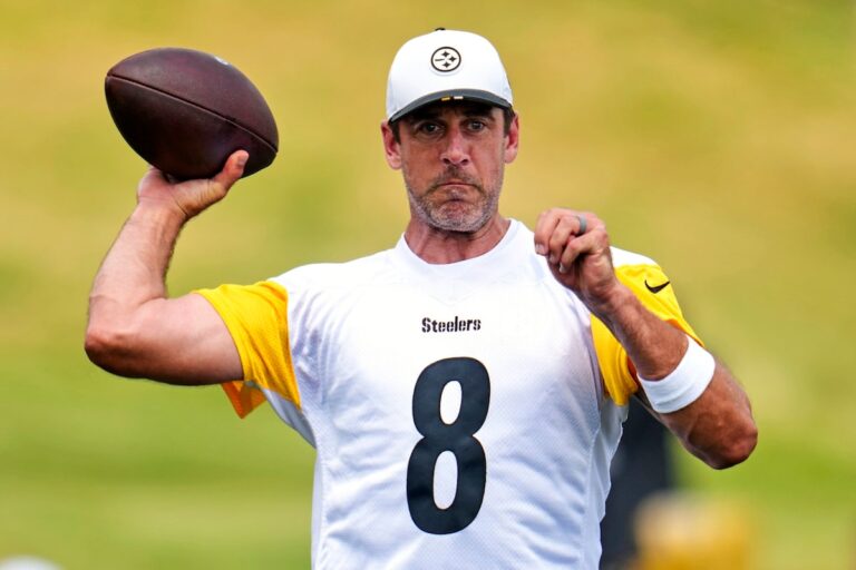 L'ère Aaron Rodgers commence à Pittsburgh avec l'optimisme, la perspective et une interception
