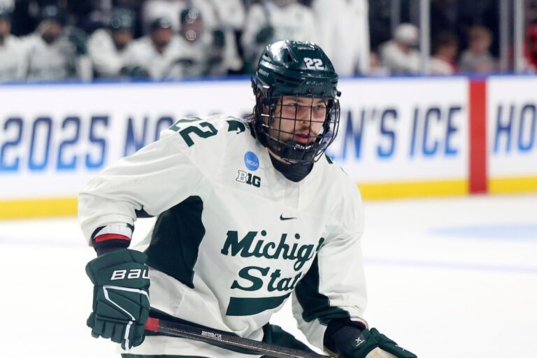 Les Oilers échangent Sam O'Reilly pour le lauréat du prix Hobey Baker Isaac Howard