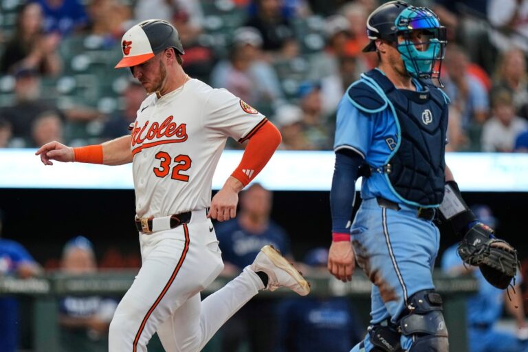 Les Orioles balayent les Jays bleus en double tête mouvementés