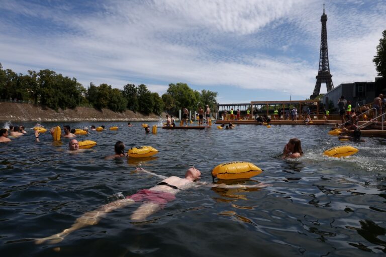Les Parisiens font un pas historique dans la Seine pour la première fois depuis 1923