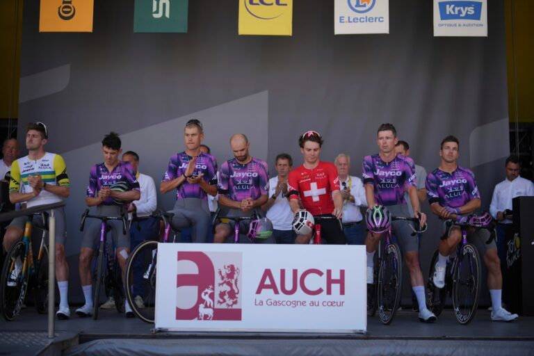 Les athlètes du Tour de France rendent hommage au cycliste de 19 ans décédé après un accident mortel en Italie