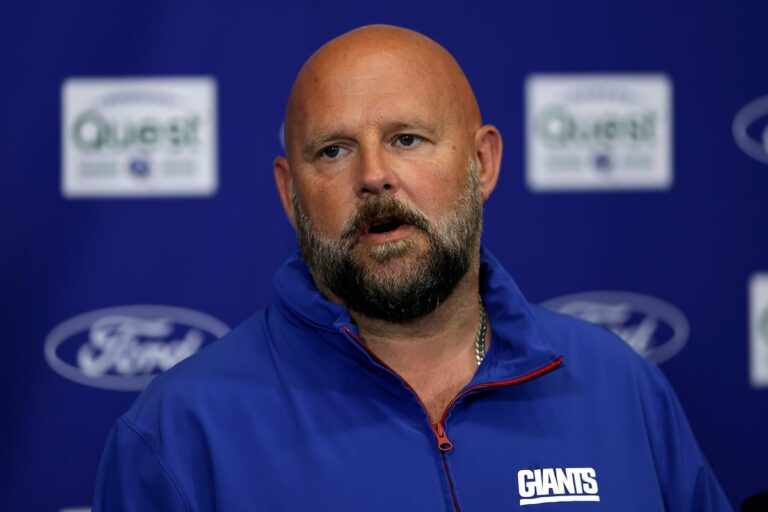 Les joueurs de la NFL, les entraîneurs, les cadres stupéfaits en tirant sur le bâtiment du bureau de la ligue qui en a tué quatre