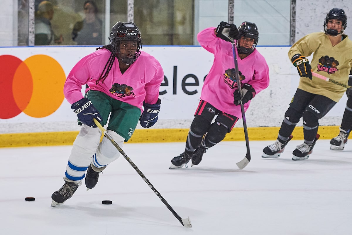 Les joueuses de hockey kenyan apprennent le jeu de près à Toronto