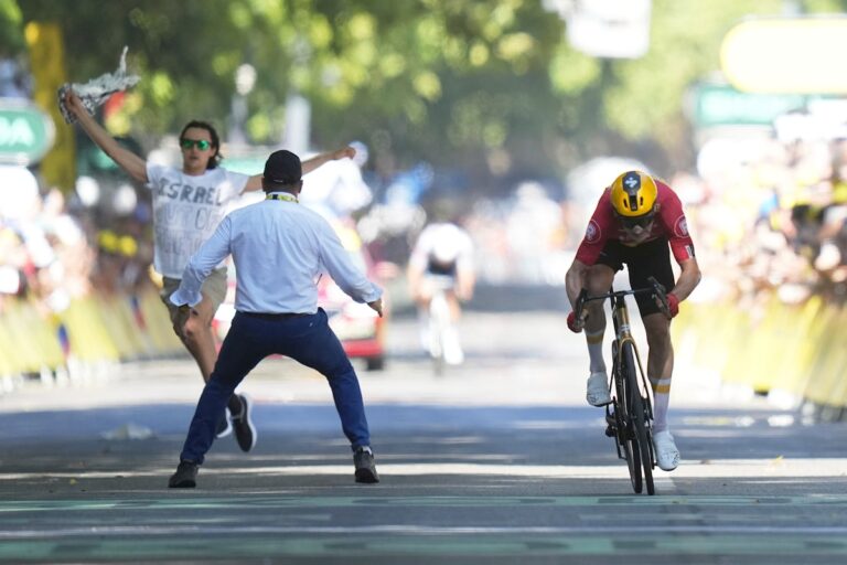 Les manifestants du Tour de France appellent la fin de la guerre à Gaza