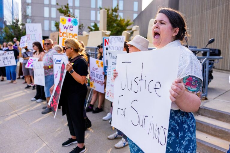 Les manifestants expriment un soutien au plaignant dans le dossier de hockey canada en dehors du palais de justice en dehors du palais de justice