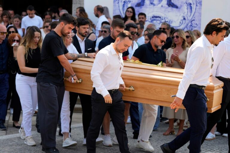 Liverpool et les joueurs du Portugal se joignent à la famille aux funérailles pour Diogo Jota et son frère