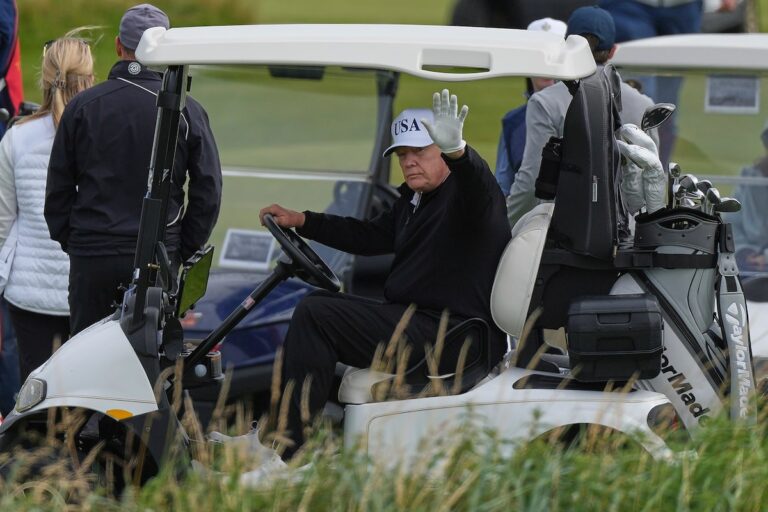 Trump joue le golf en Écosse tandis que des centaines de manifestants se réunissent au consulat américain