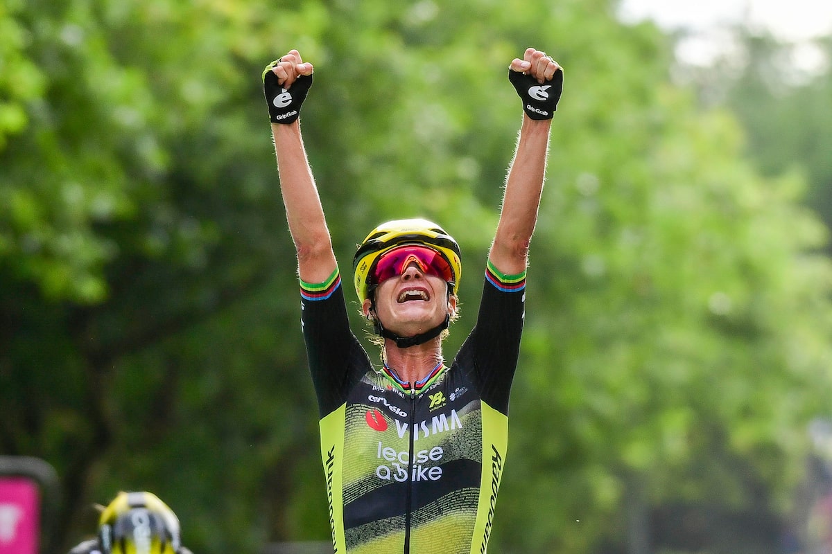 Vos triomphant au premier étage du Tour de France des femmes