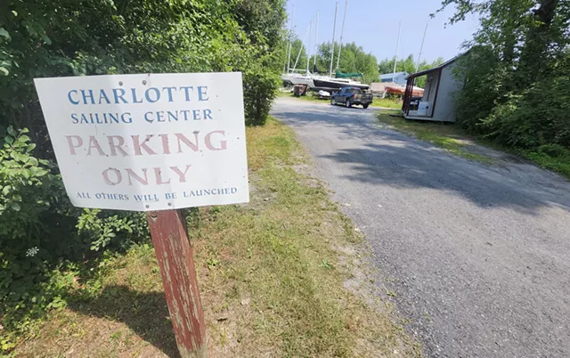 Un signe à la marina - Kevin McCallum © ️ Sept jours