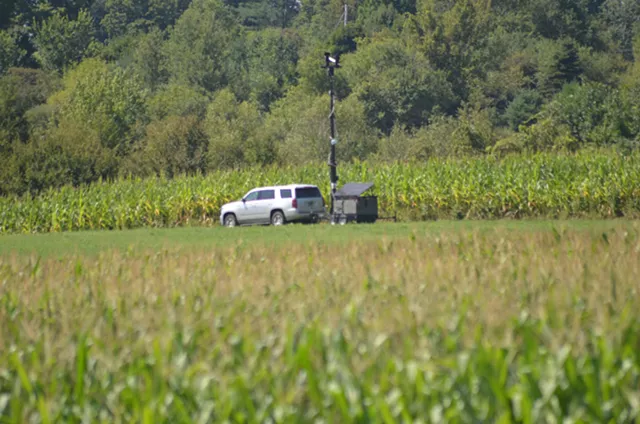 Un véhicule non marqué du côté américain avec ce qui semble être un équipement de surveillance - Sam Hartnett © ️ sept jours