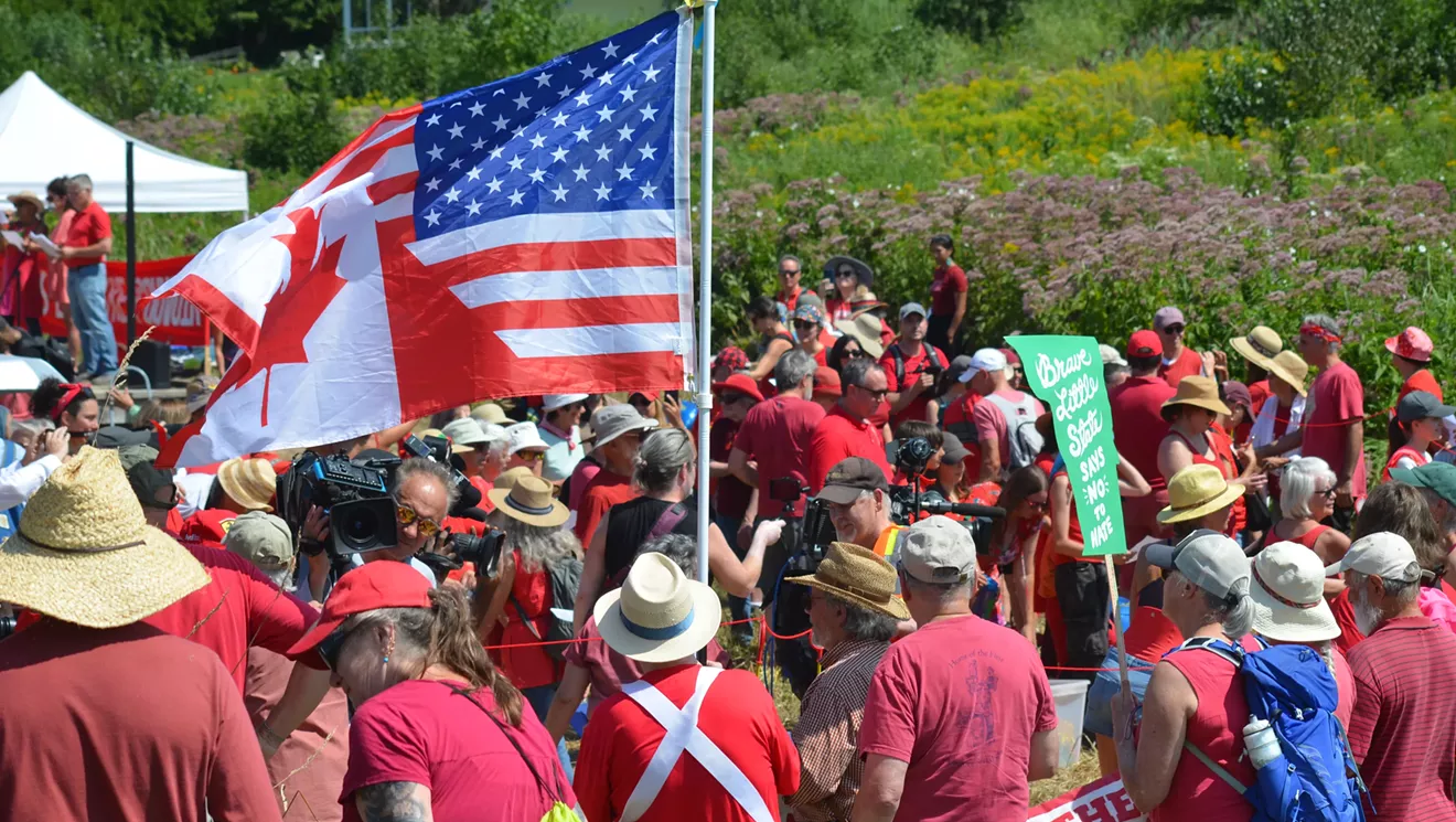 Les vermans et les Canadiens expriment une solidarité à la frontière