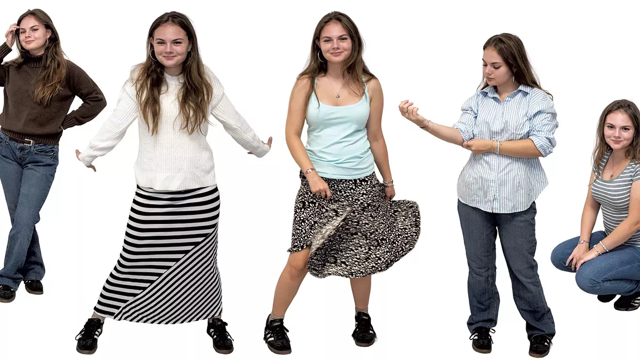 Un adolescent fait du shopping dans les friperies