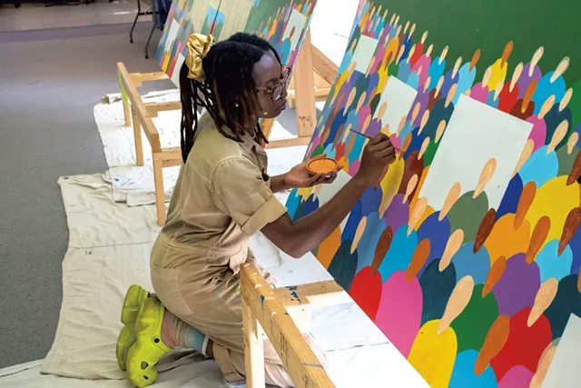 Raphaella Brice travaillant sur la fresque - courtoisie