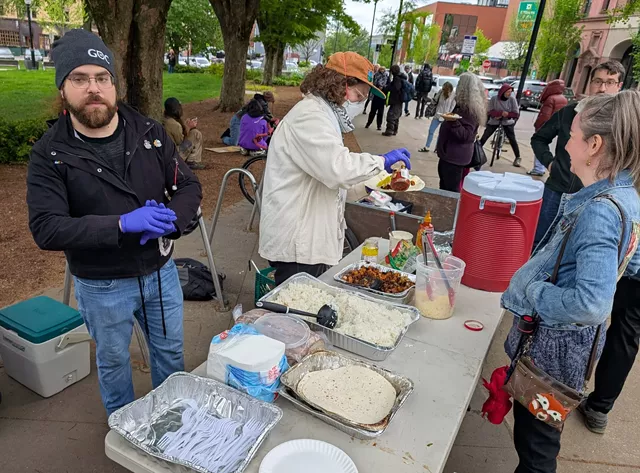 Un programme de déjeuner gratuit dans le parc de la mairie - Dossier: Courtney Lamdin © ️ Sept jours