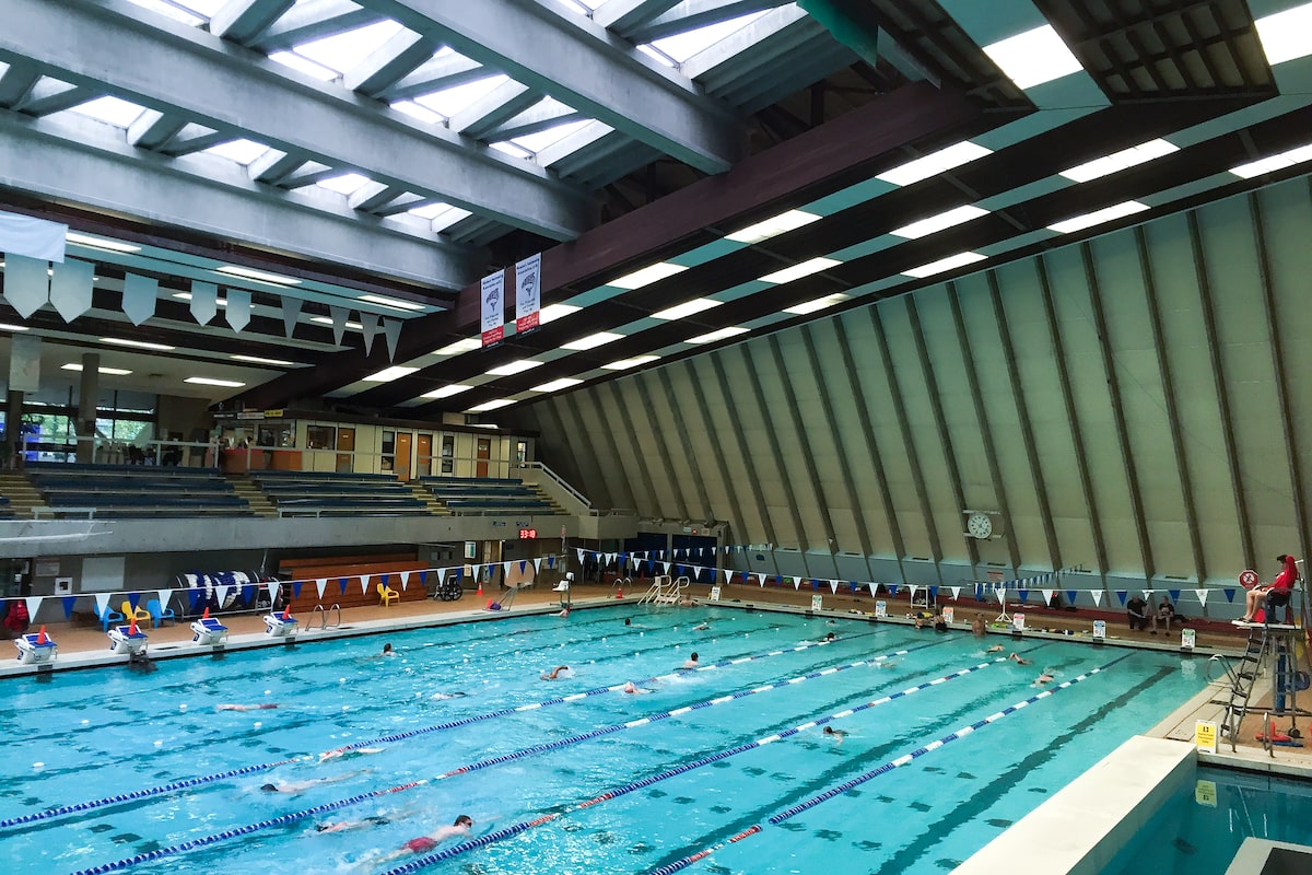 Alors que Summer McIntosh brille, les piscines publiques vieillissantes du Canada sont confrontées à une vague de fermetures