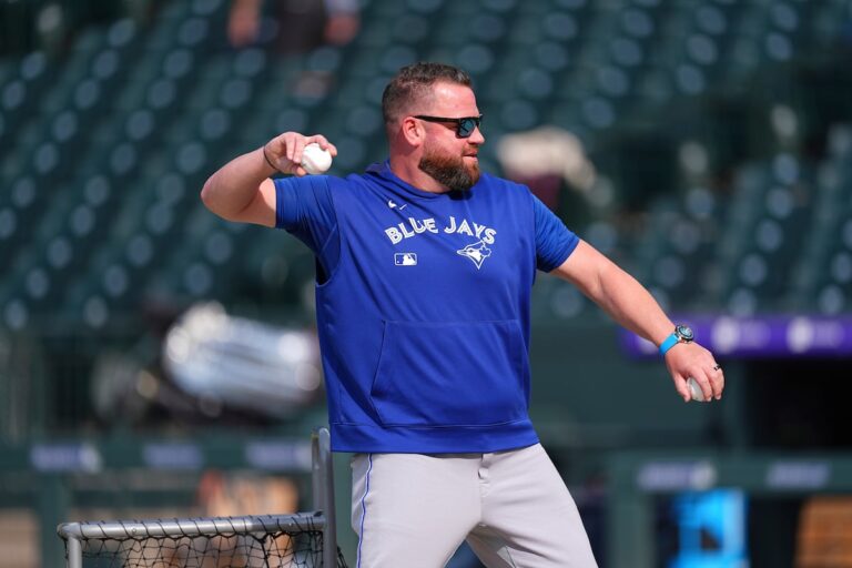 Avant le début du match, John Schneider prépare les frappeurs de Jays
