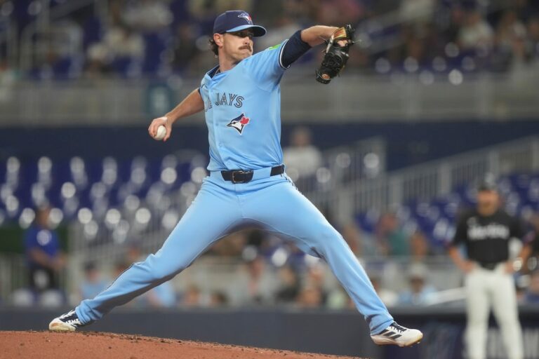 Bieber retire neuf sur six manches en retour, Blue Jays a battu Marlins 5-2