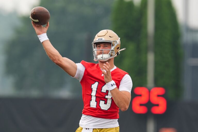 CJ Carr espère ajouter à l'héritage du football de la famille en tant que quart-arrière partant de Notre Dame