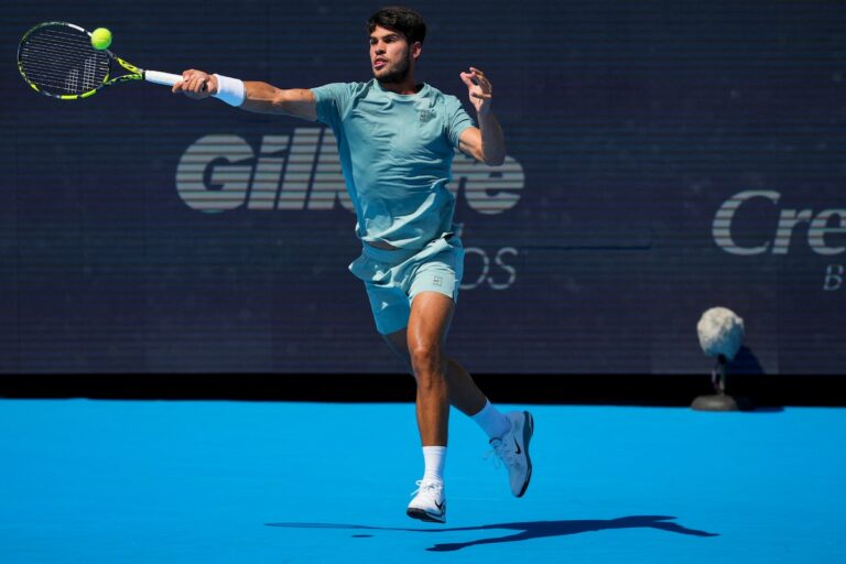 Carlos Alcaraz remporte l'Open de Cincinnati après que Jannik Sinner s'est replié de la maladie