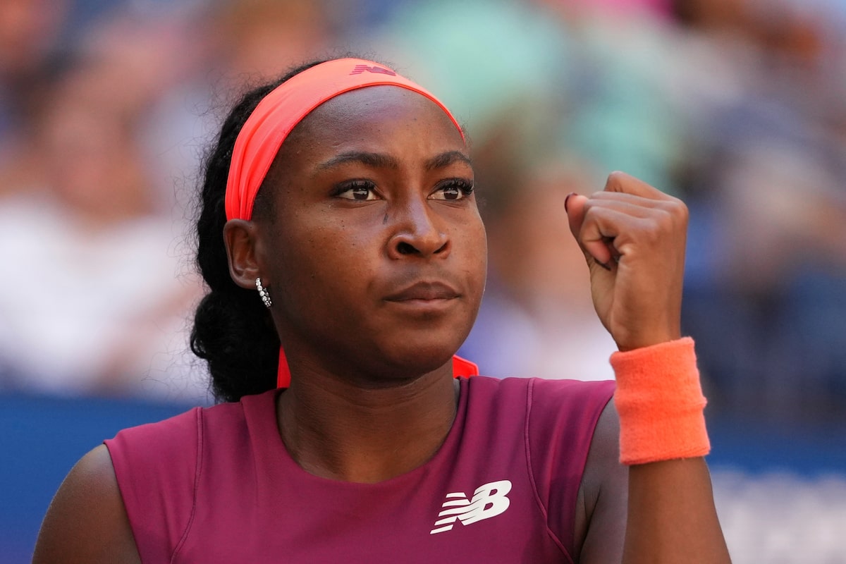 Coco Gauff Steadies sert, se dirige vers les États-Unis ouverts du quatrième tour avec Naomi Osaka