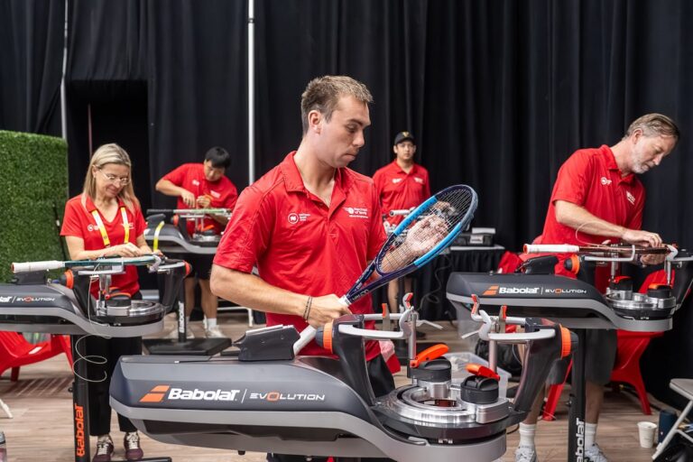 Derrière le rideau d'une salle de corrige de raquette de tennis à l'Open de la Banque nationale