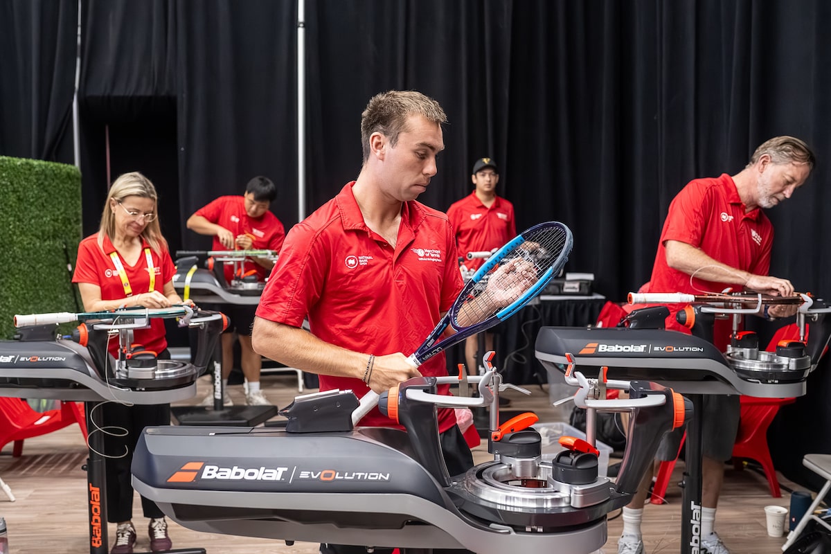 Derrière le rideau d'une salle de corrige de raquette de tennis à l'Open de la Banque nationale