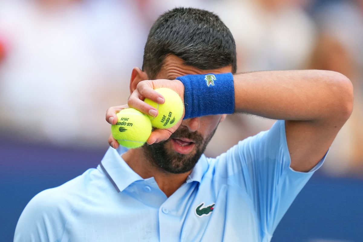 Djokovic résolvant des énigmes alors qu'il avance à nous ouvrir