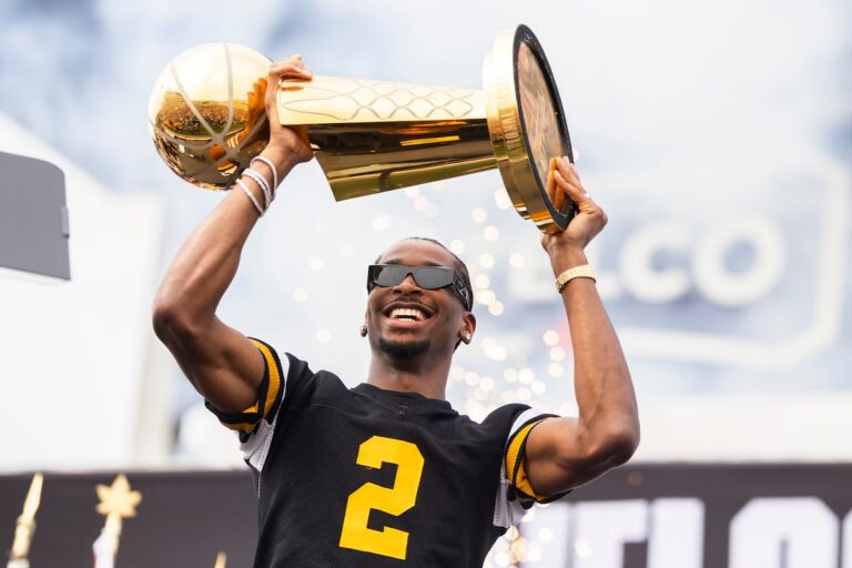 La superstar de la NBA Shai Gilgeous-Alexander reçoit la clé de la ville de Hamilton au rallye de la ville natale