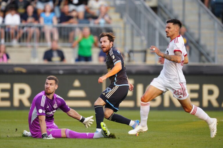 La tête tardive de Kerr histe Toronto FC à 1-1 tirage avec Philadelphie