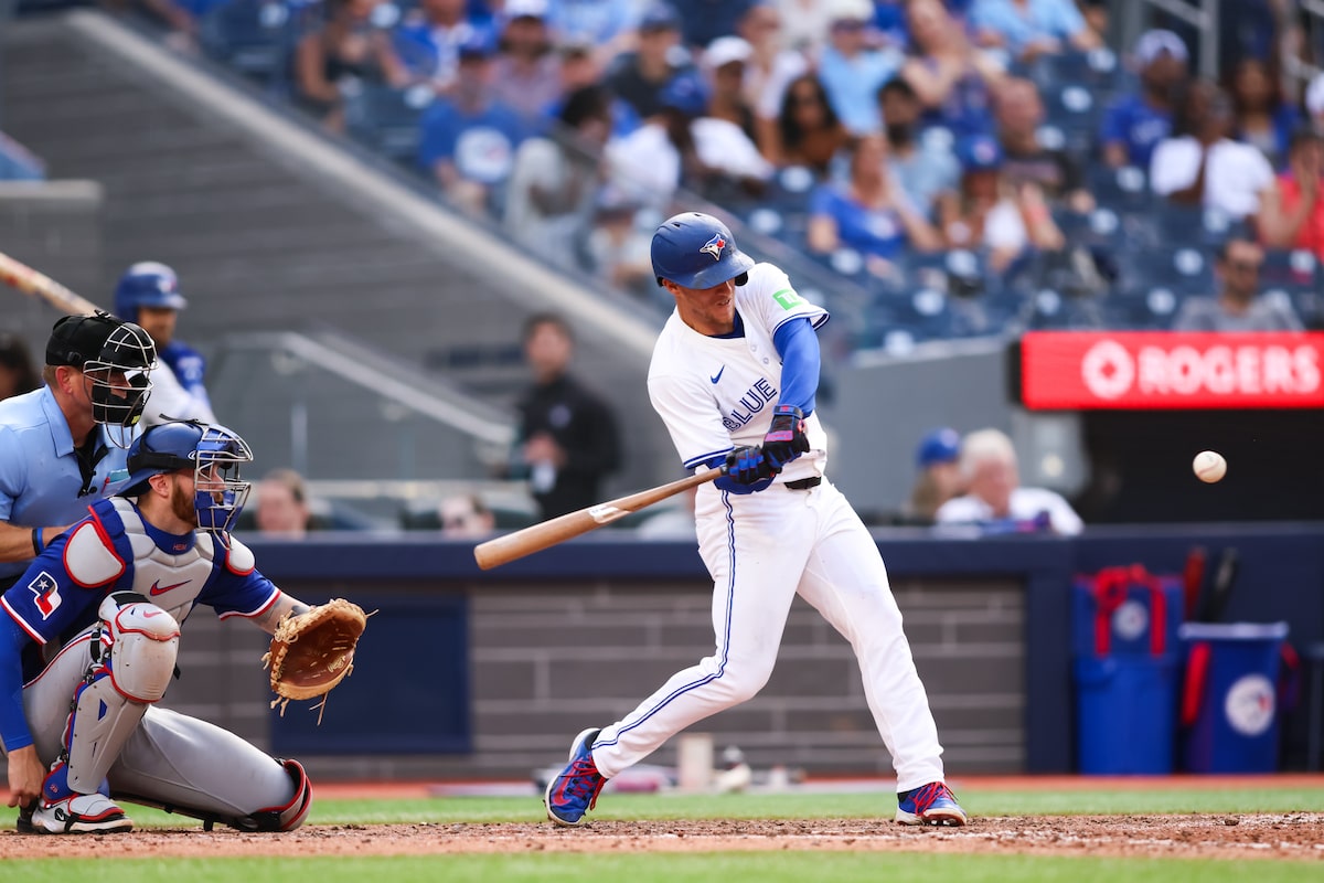L'arrivée de Myles Straw avec quatre coups sûrs alors que les Blue Jays gagnent 14-2 sur la chute des Rangers du Texas