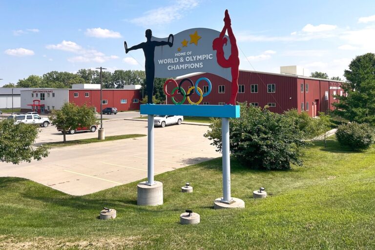 Le FBI arrête l'ancien entraîneur de l'école de gymnastique US Elite, des années après les allégations d'abus pour la première fois