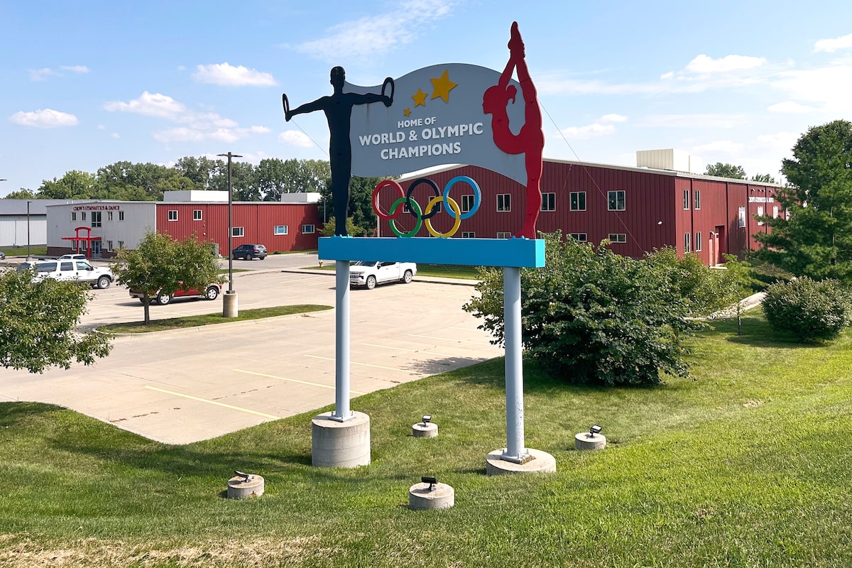 Le FBI arrête l'ancien entraîneur de l'école de gymnastique US Elite, des années après les allégations d'abus pour la première fois