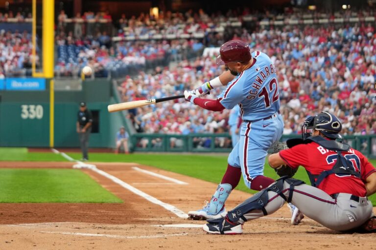 Le cogneur des Phillies Kyle Schwarber frappe 4 circuits dans le match contre Braves