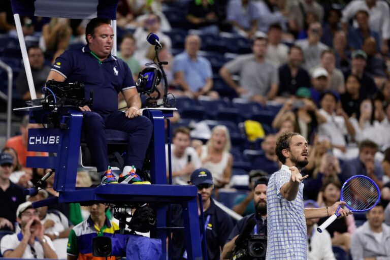 Le match ouvert américain de Medvedev est retardé par les fans de Bouing après que le photographe soit entré dans le tribunal