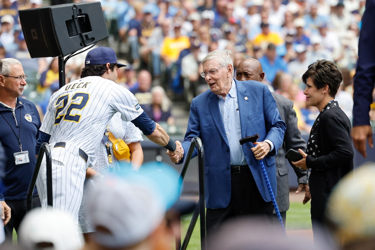 Les brasseurs honorent le diffuseur de longue date Bob Uecker avec une cérémonie d'avant-match étoilée