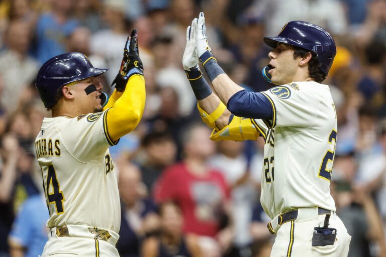 Les fans des Brewers croient que `` Uecker Magic '' portant l'équipe pendant la saison
