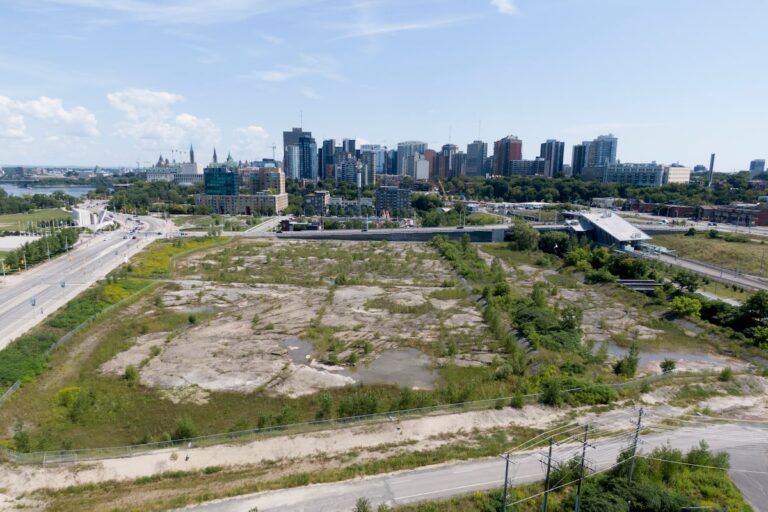 Les plans pour le nouveau centre-ville d'Ottawa NHL Arena avancent alors que les sénateurs, la CCN finalise l'accord foncier