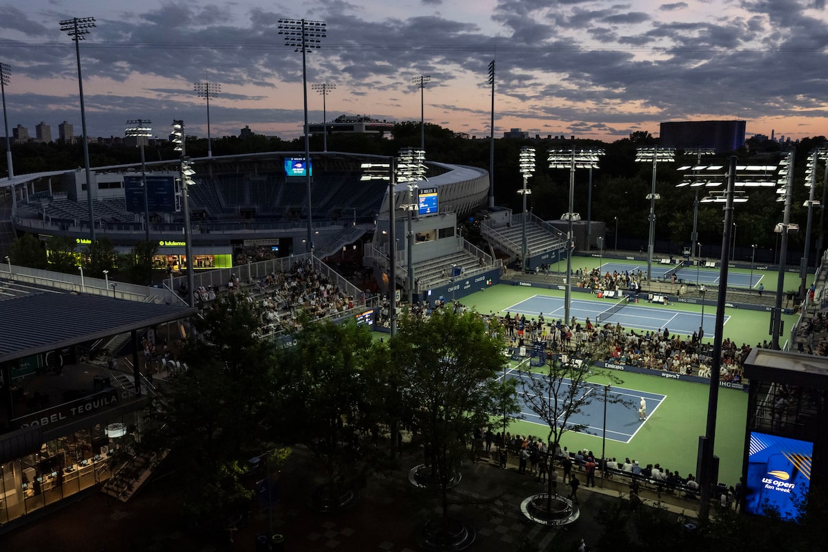 Les stars de tennis jouent les États-Unis Open Under Sous les lumières extérieures qui ne polluent pas le ciel