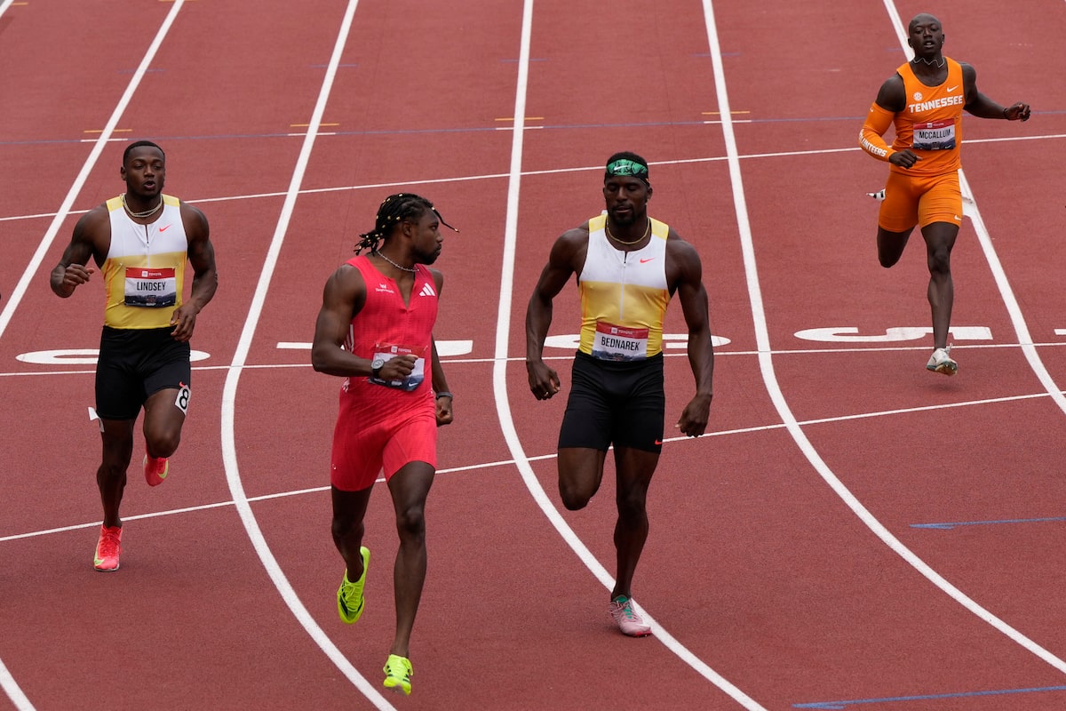 Noah Lyles poussé par Kenny Bednarek après la victoire de 200 mètres de Lyles aux Nationals américains