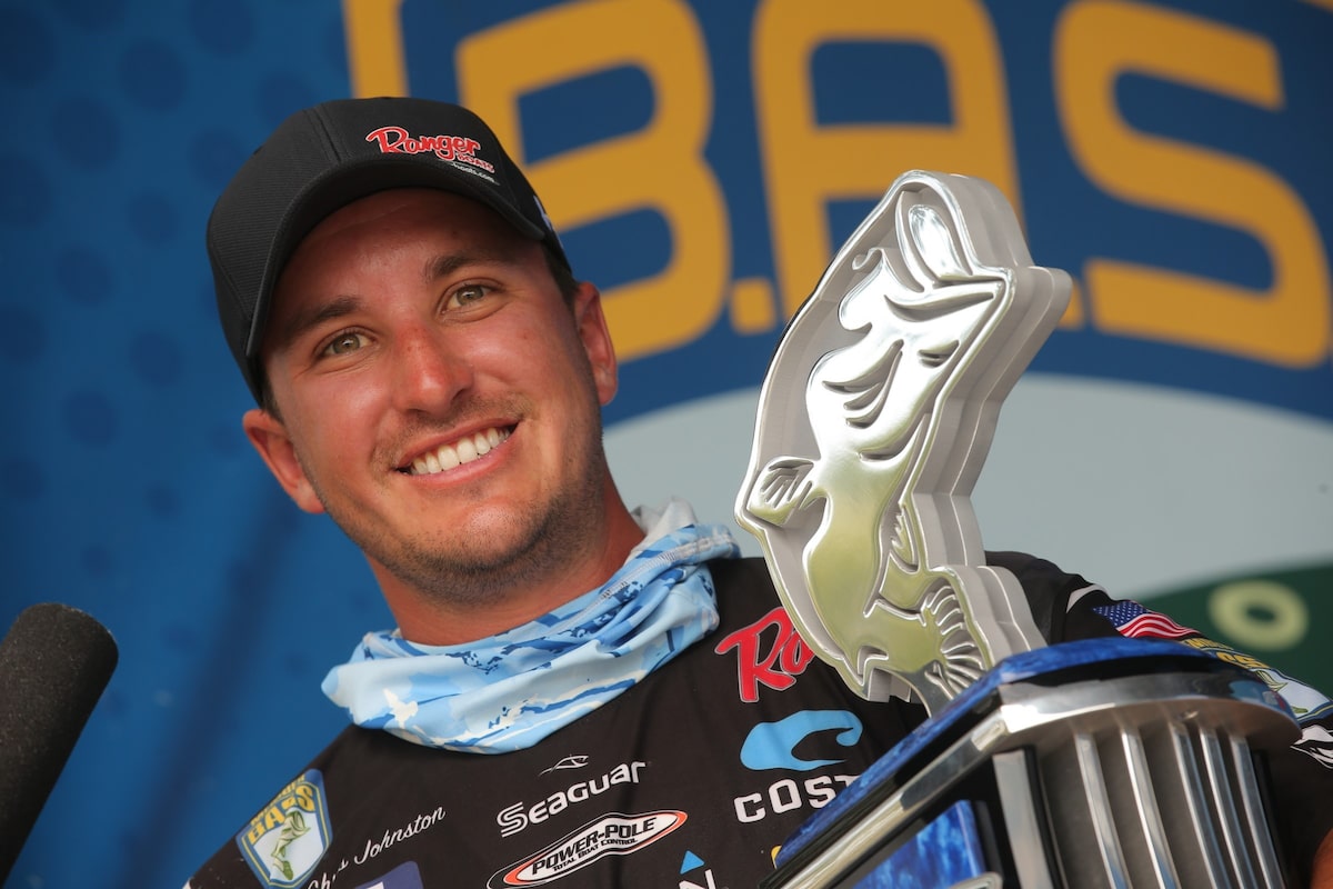 Pêcheur canadien Chris Johnston regardant répéter les couronnes de la série d'élite de bassmaster