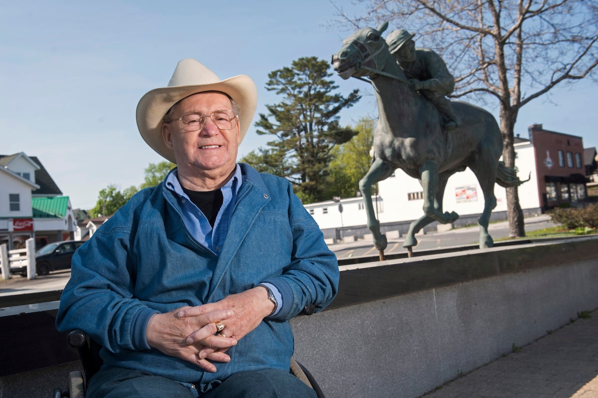 Ron Turcotte, le jockey canadien du Temple de la renommée qui a monté le secrétariat à la Triple Crown de 1973, est décédé à 84 ans