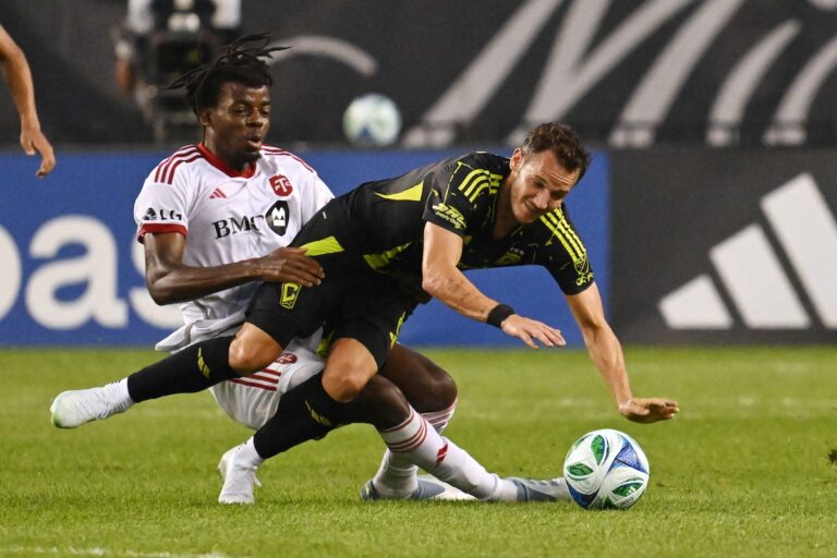 VILSAINT SCORES ÉQUILISATION TARD DU TORONTO FC FORTS pour égaliser Columbus 1-1