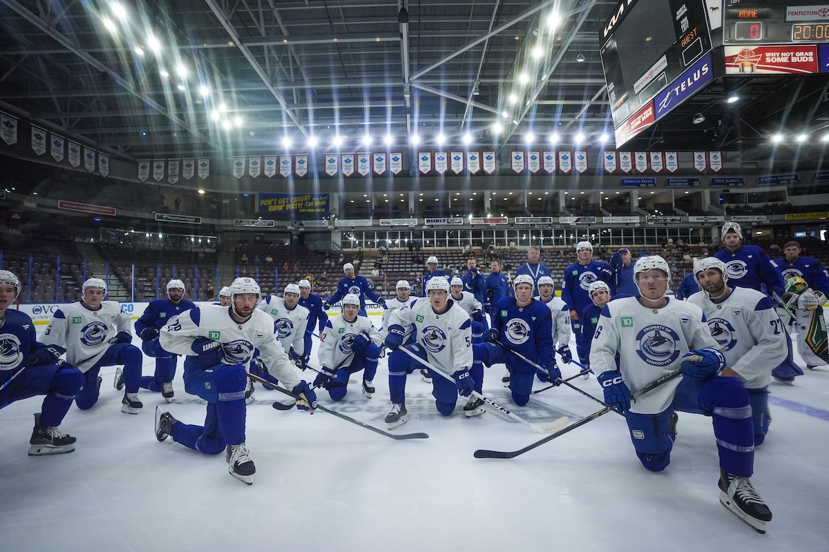Camp d'entraînement `` Fun '' pour l'entraîneur-chef de New Canucks Adam Foote