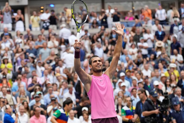 Carlos Alcaraz bat Novak Djokovic à l'US Open pour atteindre la 3e finale du Grand Chelem consécutif
