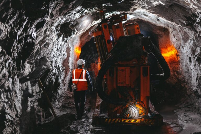 Construire l'avenir de l'exploitation minière dans le nord de l'Ontario: changements stratégiques et solutions pratiques