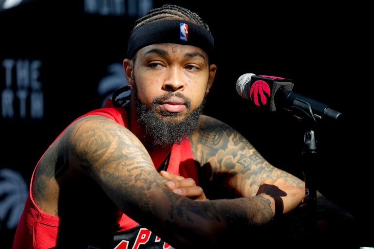 En attente toujours de ses débuts, Brandon Ingram repère l'éléphant dans la salle des Raptors