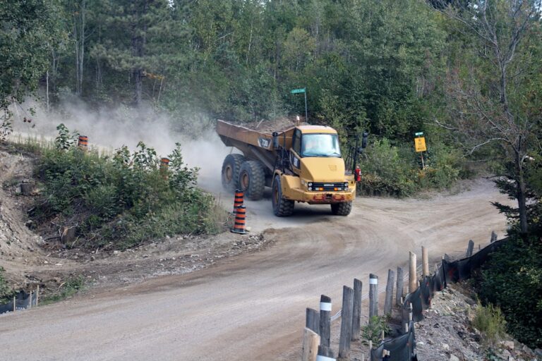 `` Faire le faire '': étapes prises vers la réhabilitation de Long Lake Mine