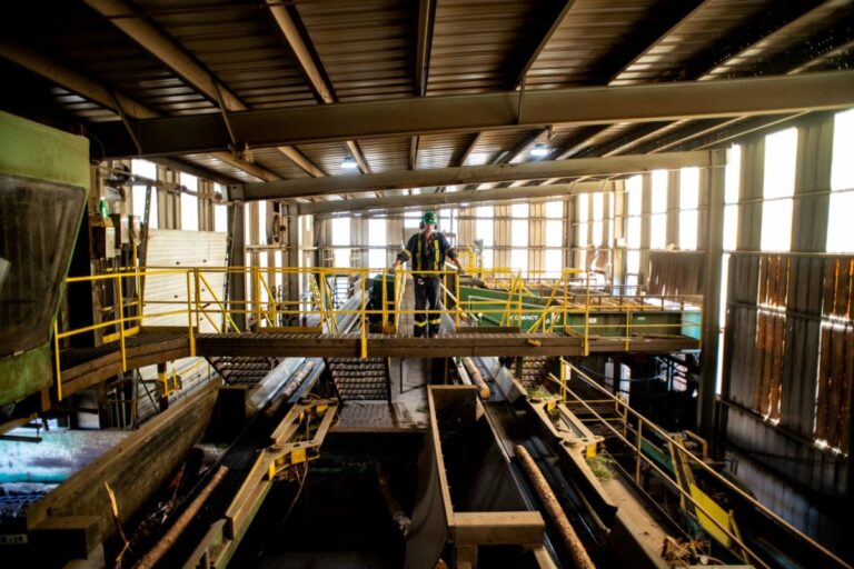 Interfor pour l'échelle de la production du bois, citant la crise du marché